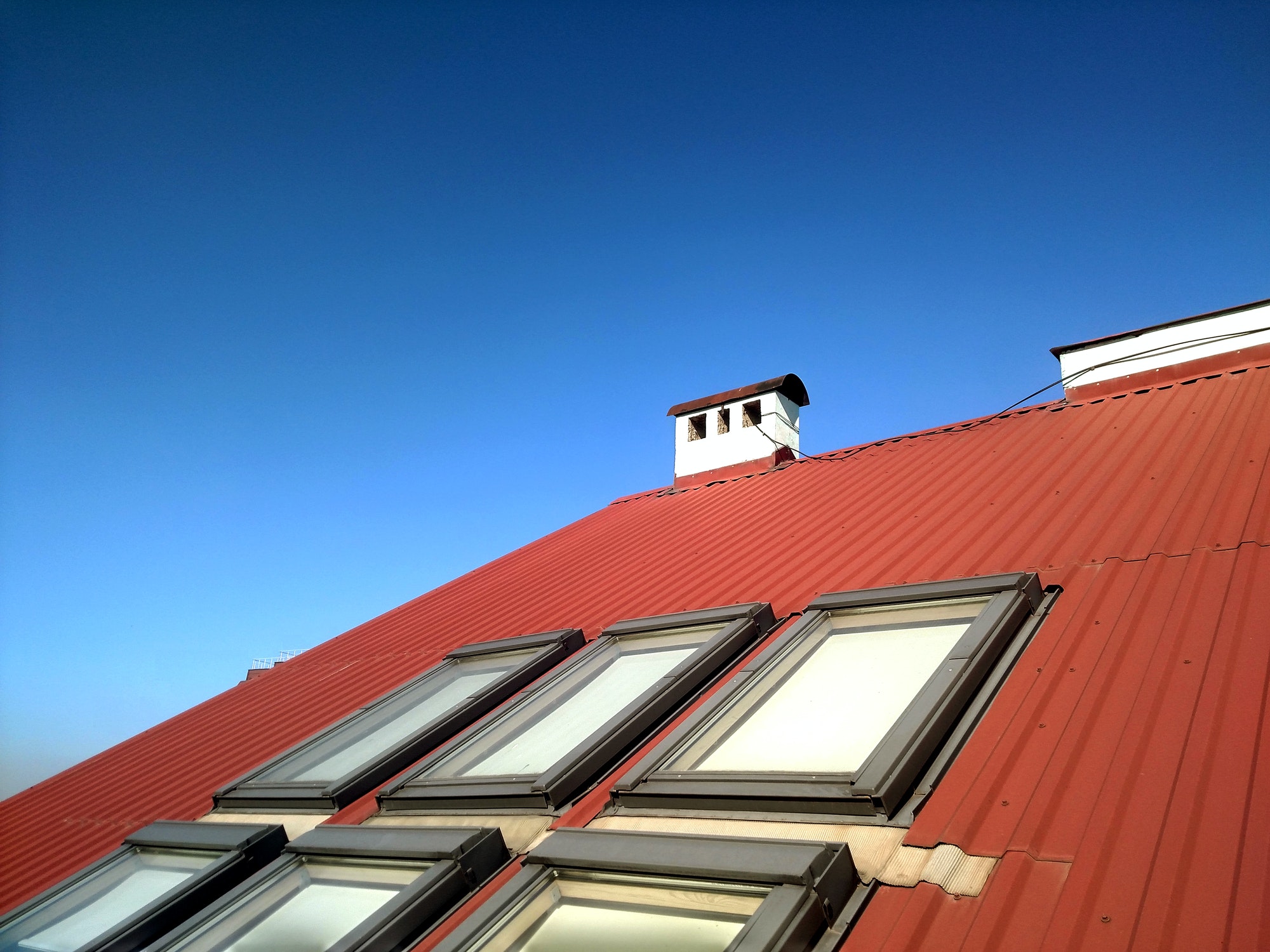 Dach mit Fenstern und Roten Ziegeln